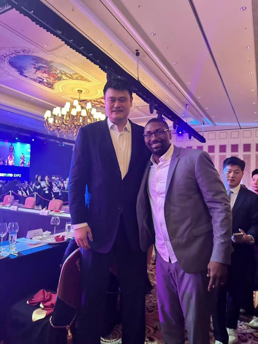 阿泰斯特曬與姚明合照：這是我最喜歡的隊(duì)友 姚??！