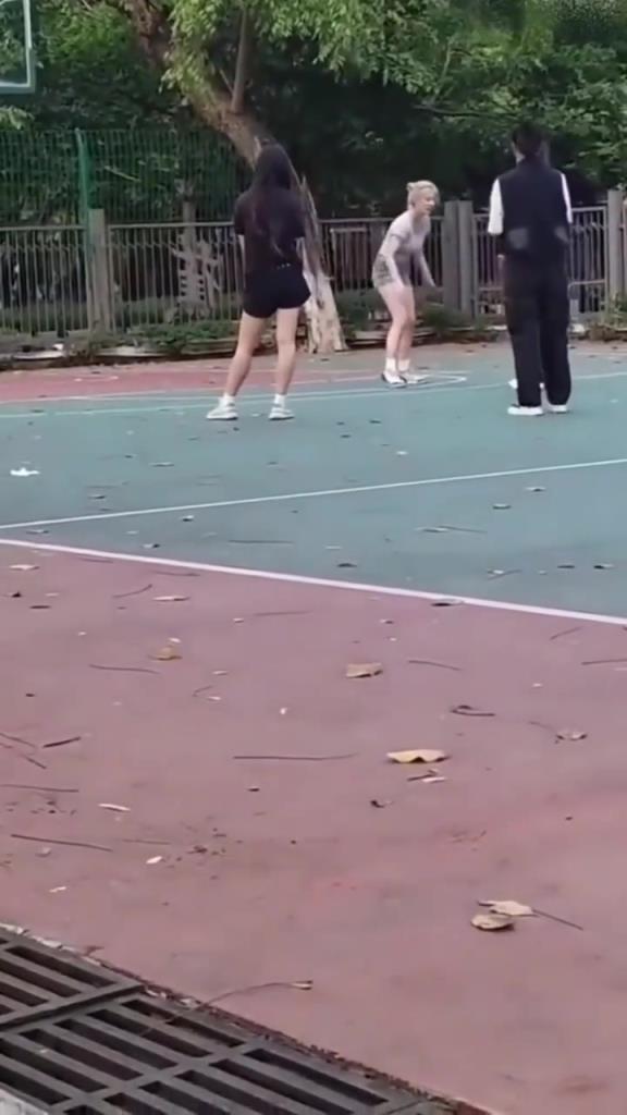 上來(lái)就背打女生的男人，真的活該沒(méi)有女朋友啊