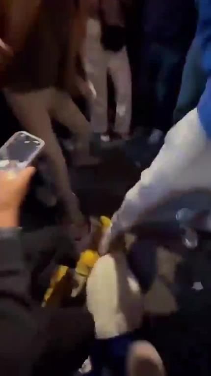 驚！尼克斯大勝步行者后，哈利伯頓遭主場(chǎng)球迷群毆