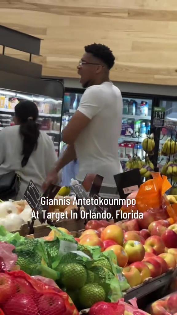 好男人?。∽帜父缭趭W蘭多度假 陪妻子一起逛超市