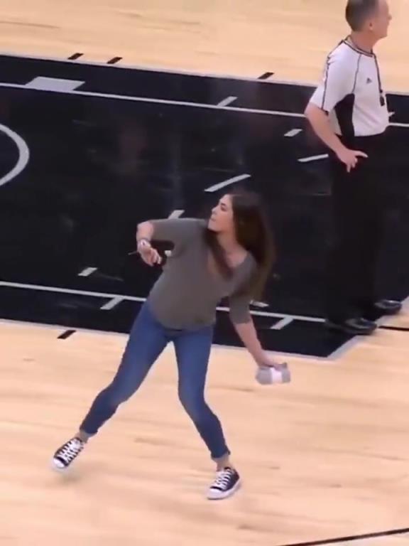 不愧是美國女籃主力，普拉姆的力量太嚇人了